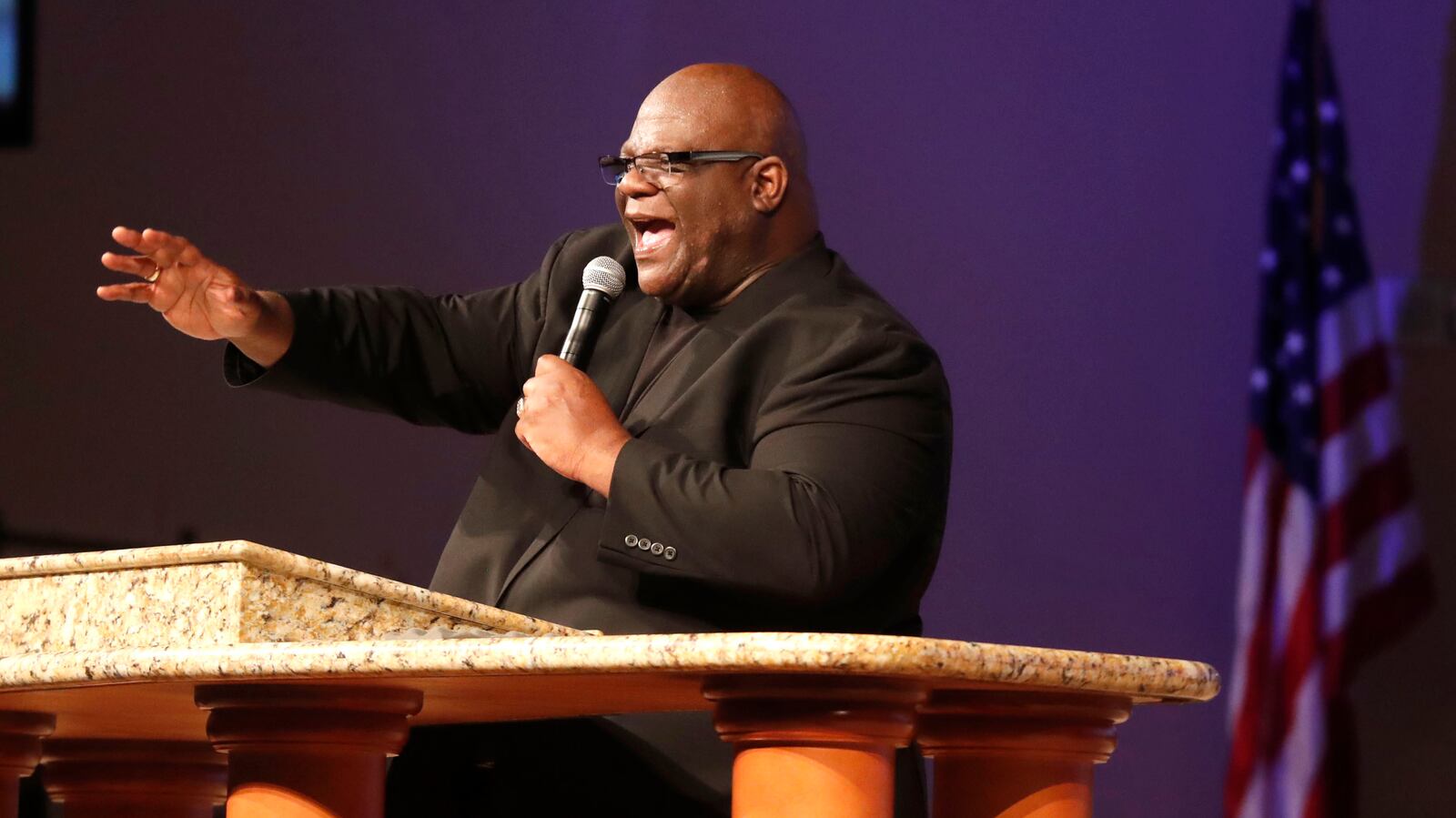 Conservative Texas Megachurch Pastor Backs Harris in Last-Minute Op-Ed (thedailybeast.com)