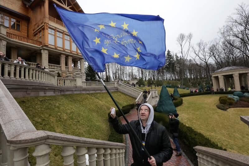 galleries/2014/02/23/inside-yanukovych-s-palace-photos/140223-ukraine-palace9_bxquar