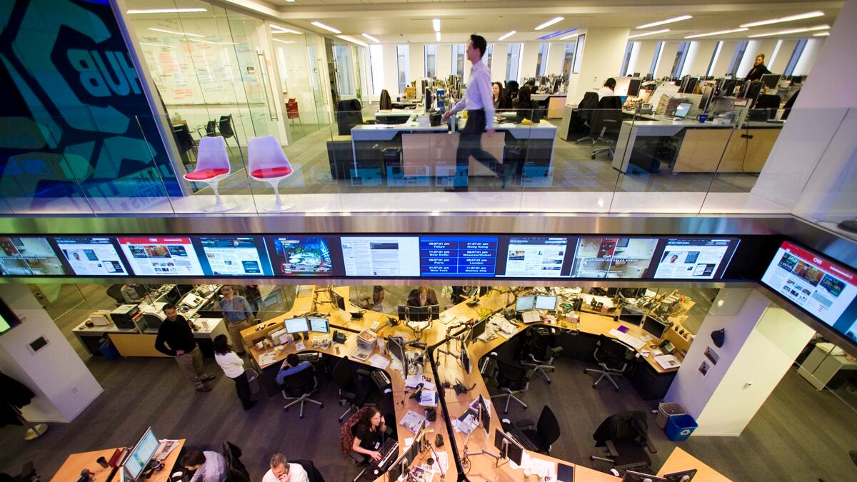 articles/2011/07/16/murdoch-scandal-s-hinton-twist-raises-new-fears-at-wall-street-journal/wsj-les-hinton-resigns-summers_hjze02