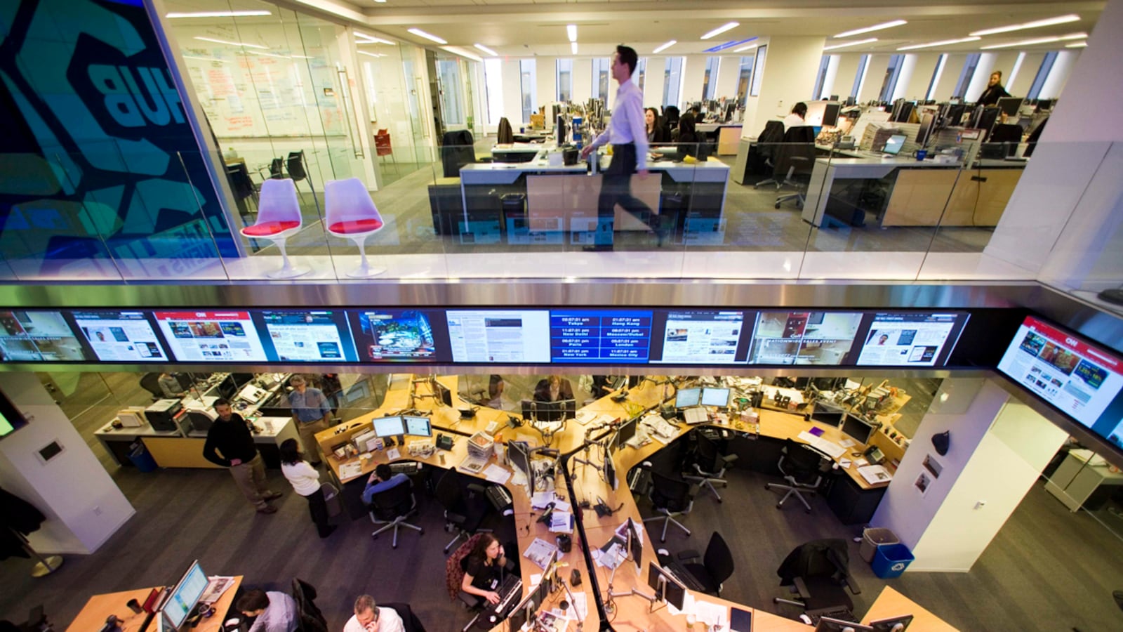 articles/2011/07/16/murdoch-scandal-s-hinton-twist-raises-new-fears-at-wall-street-journal/wsj-les-hinton-resigns-summers_hjze02