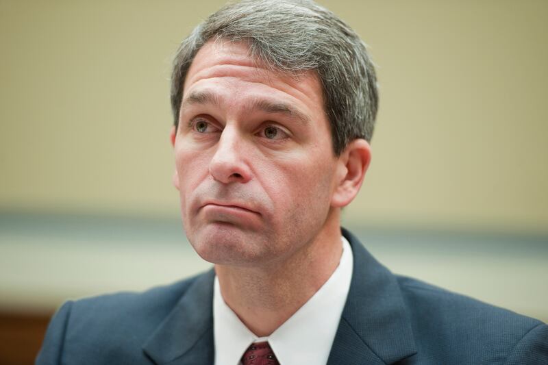 articles/2013/10/07/ken-cuccinelli-s-incredibly-lackluster-campaign/131006-green-cuccinelli-tease_amzch9