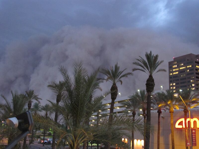 galleries/2011/07/06/phoenix-dust-storm-photos-videos/phoenix-dust-storm3_dnlobg