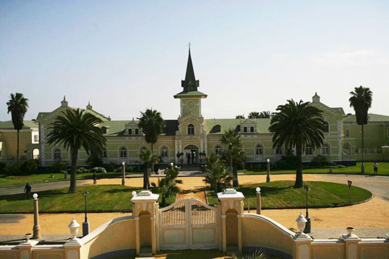 galleries/2009/11/11/gilding-the-em-prisoner-s-em-cage/prisoners-6b_hdg5qk