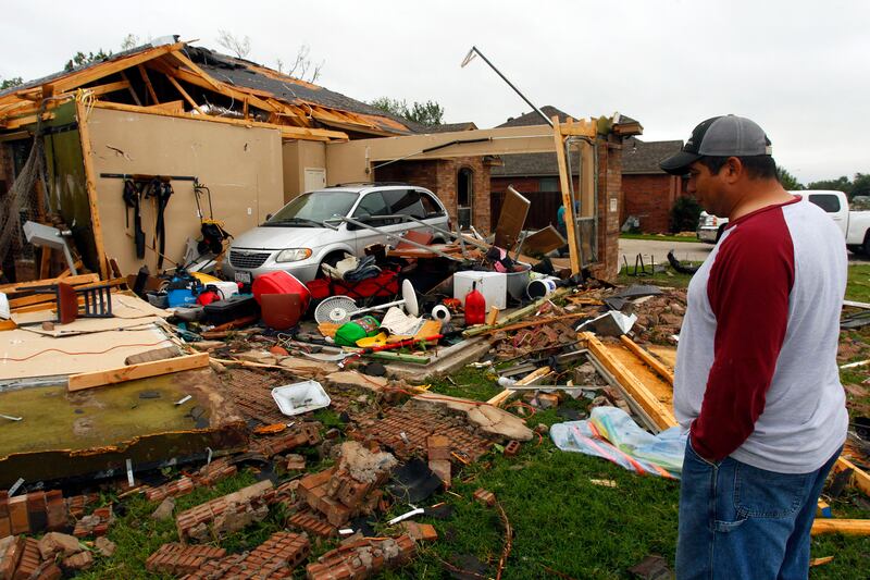 galleries/2013/05/16/swarm-of-deadly-tornadoes-rips-through-texas-photos/texas-tornado-1_kze8bh
