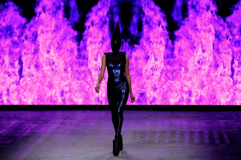 galleries/2011/09/30/paris-fashion-week-spring-summer-2012-photos/paris-fashion-pugh_rr9enu