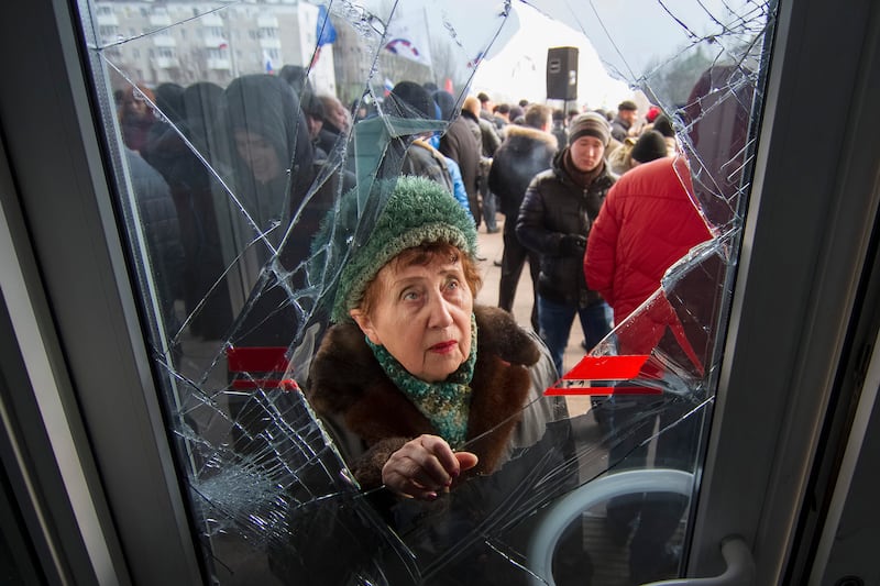 galleries/2014/03/08/the-week-in-photos-march-8-2014/140306-wip-ukraine-lady_obfabw