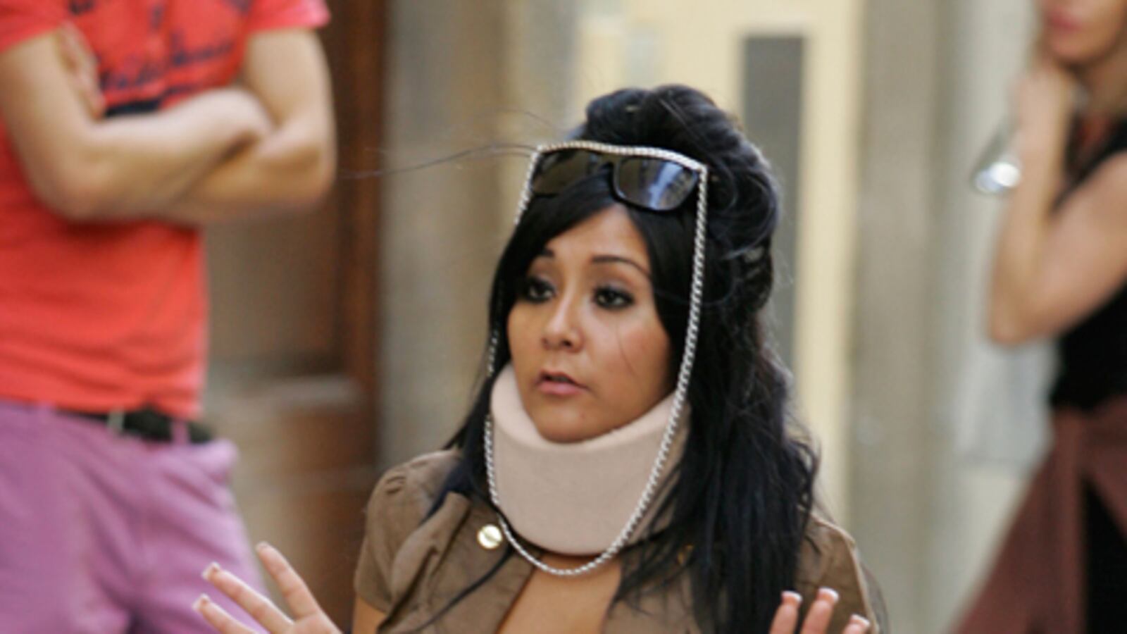 galleries/2011/06/01/snooki-and-other-stars-in-neck-braces/stars-in-neck-braces---snooki_ittwue
