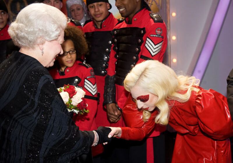 galleries/2009/12/14/the-year-in-bows/bows---lady-gaga-and-the-queen_ayuqw9