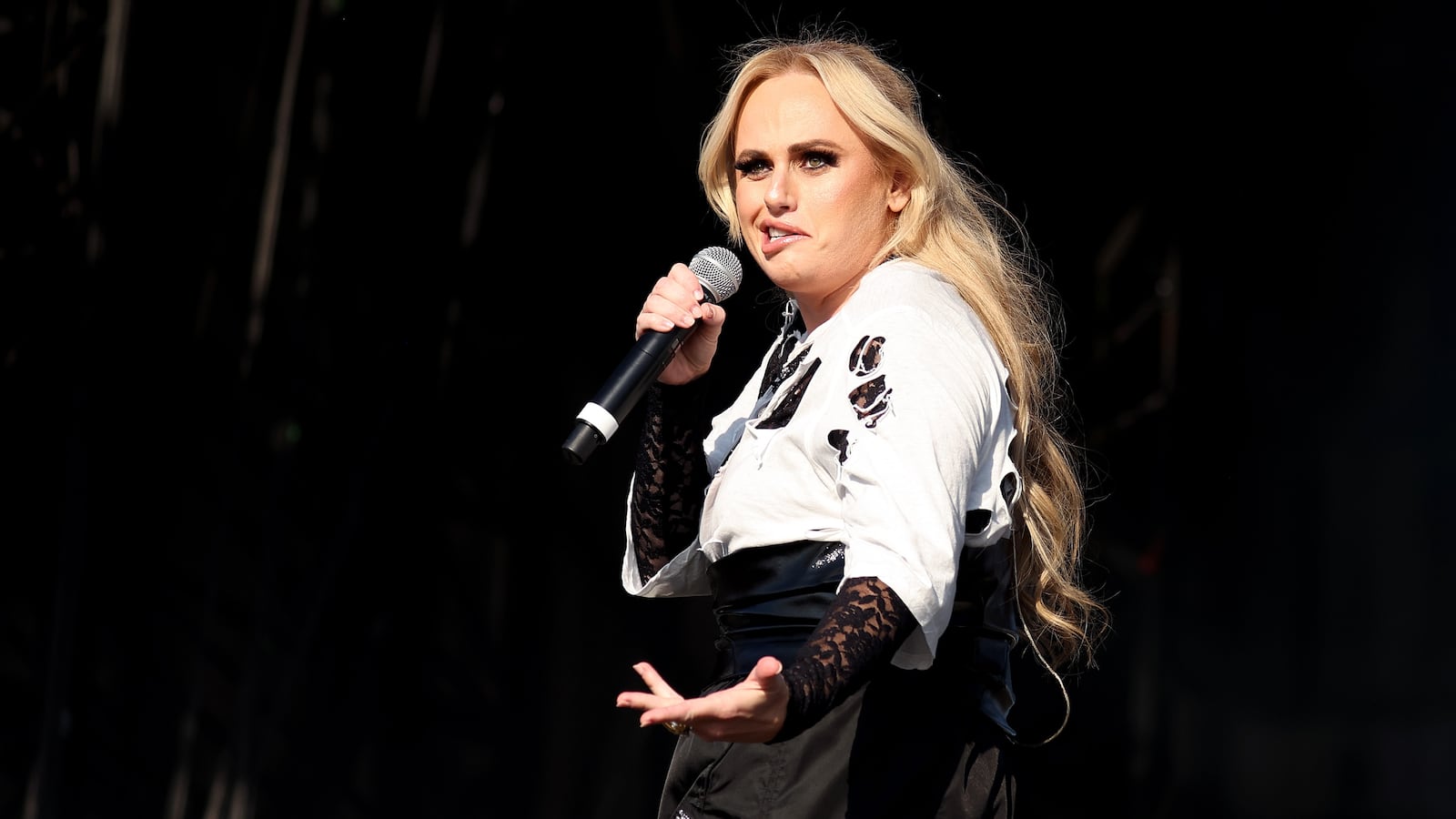 READING, ENGLAND - AUGUST 22: (EDITORIAL USE ONLY) Actress Rebel Wilson makes a surprise appearance on stage with The Kooks and performs 'Gangstas Paradise' during day one of Reading Festival 2025 at Richfield Avenue on August 22, 2025 in Reading, England. (Photo by Simone Joyner/Getty Images)