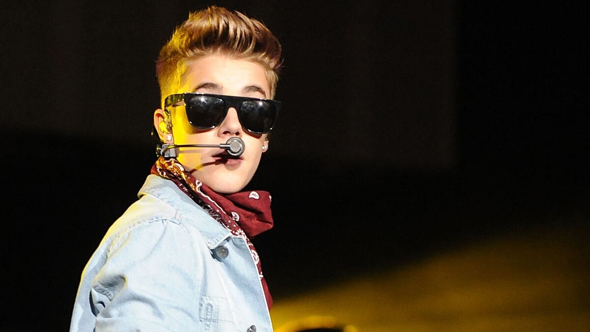 cheats/2013/01/02/bieber-paparazzo-hit-by-car-killed/biebs-photog-killed-cheat_ped9xn