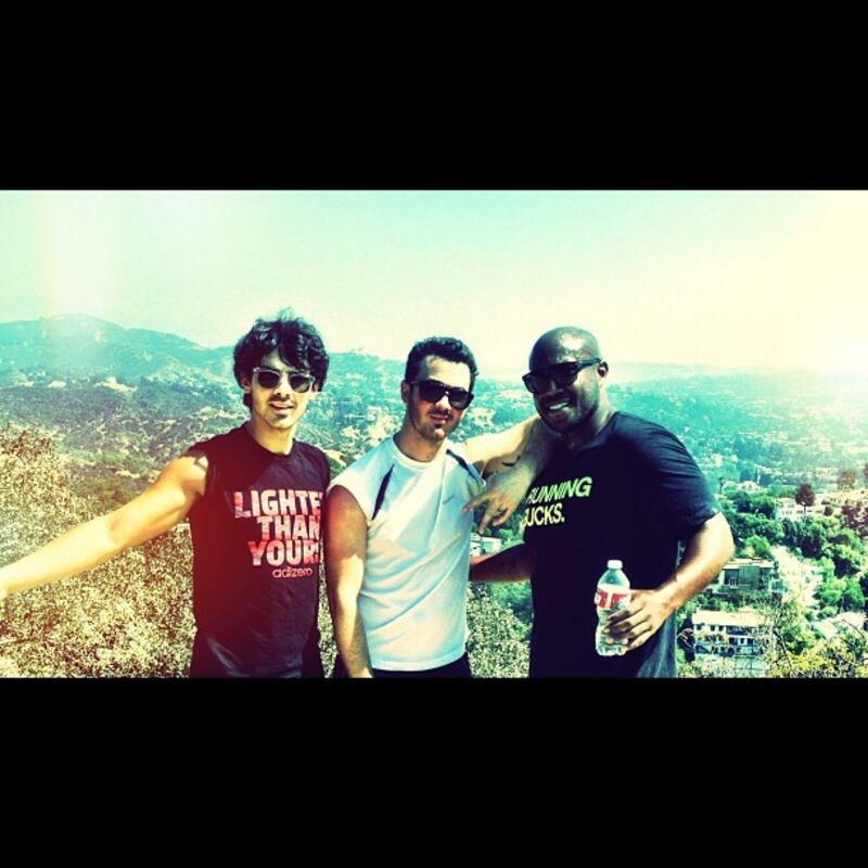 galleries/2012/09/30/justin-bieber-oprah-winfrey-more-celebrity-twitter-pictures-photos/joe-jonas_lybaaa