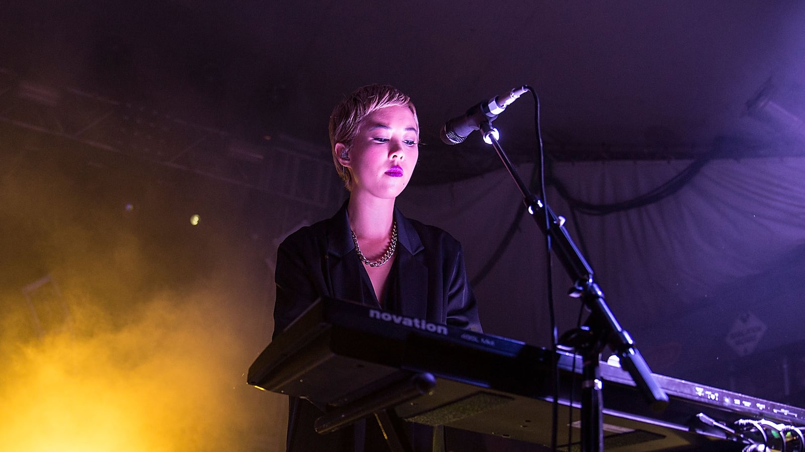 articles/2013/11/01/the-naked-and-famous-new-zealand-s-synthpop-quintet-is-here-to-make-you-happy/131031-leon-famous-tease_nrd08o