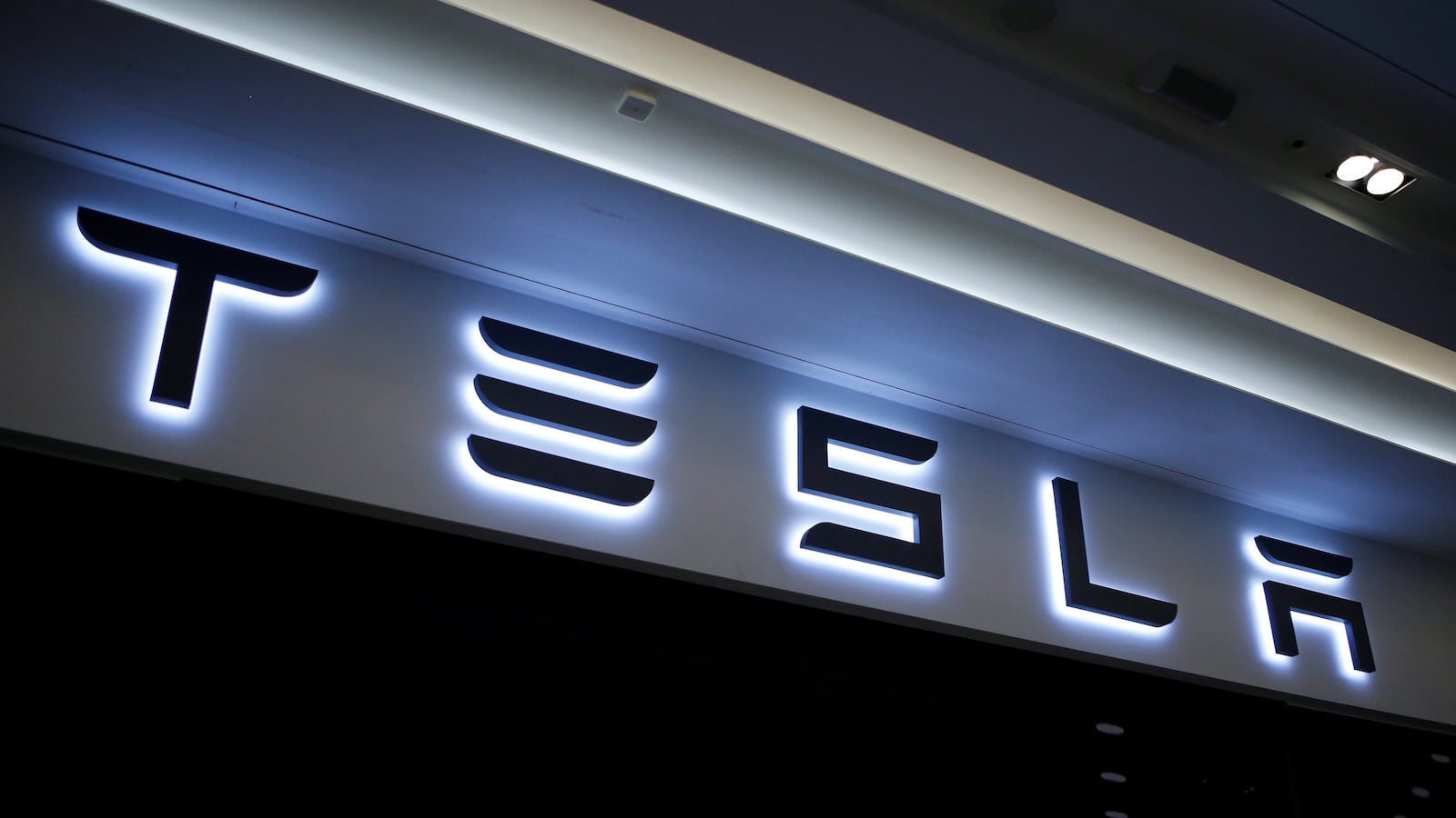 cheats/2017/02/28/engineer-sues-tesla-over-pervasive-harassment/170228-tesla-harassment-suit-cheat_swy604