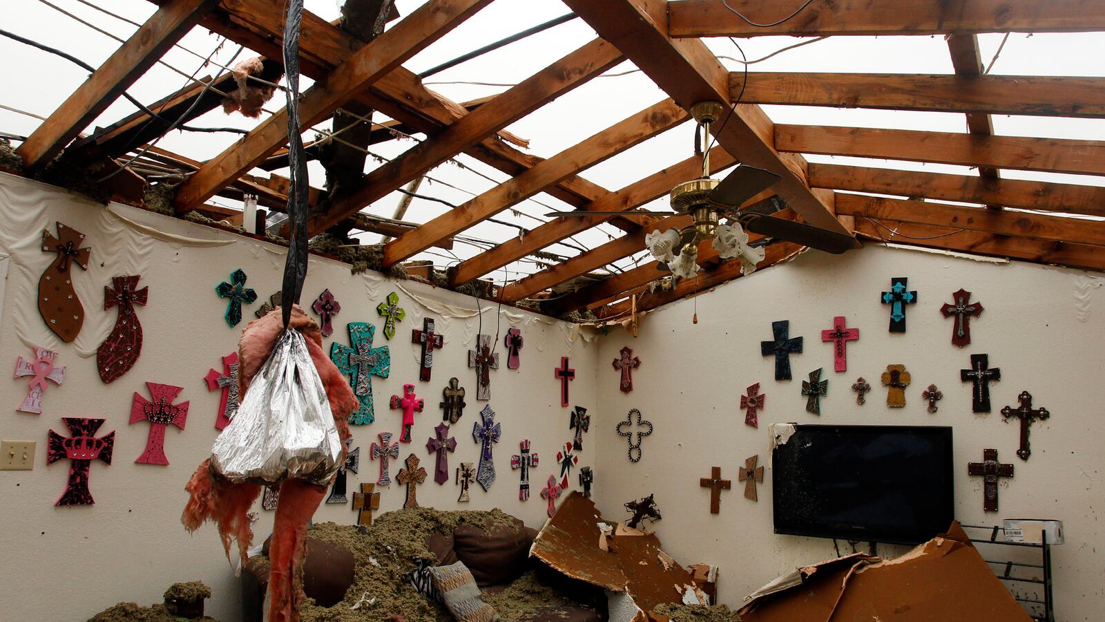 galleries/2013/05/16/swarm-of-deadly-tornadoes-rips-through-texas-photos/texas-tornado-tease_d1klt6