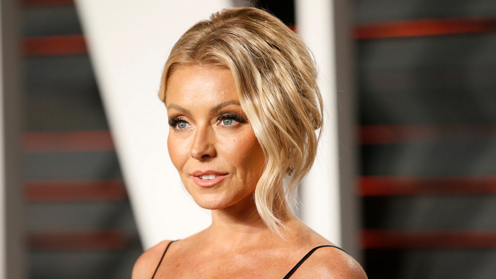 cheats/2016/04/25/report-kelly-ripa-gets-personal-apology-from-abc-execs/160423-ripa-live-cheat_xlfaoq