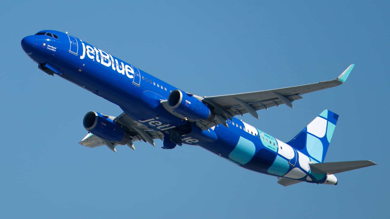 LOS ANGELES, CALIFORNIA - OCTOBER 17: A JetBlue Airways Airbus A321 airplane departs from Los Angeles International Airport en route to New York on October 17, 2025 in Los Angeles, California.
