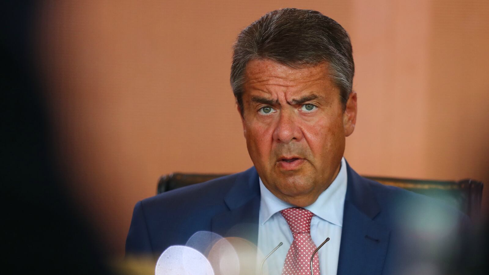 171014-germany-trump-iran-deal-cheat_gn97b5