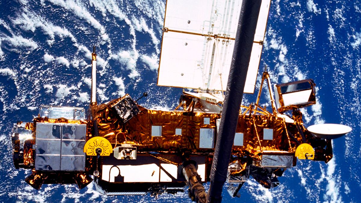 cheats/2011/09/09/nasa-warns-of-satellite-debris/satellite-debris-nasa-cheat_ly6jt9