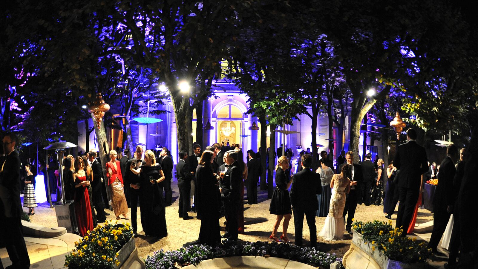 articles/2015/10/20/inside-the-meridian-ball-where-d-c-s-elite-really-likes-to-party/151019-Harris-dc-ball-tease_jqhdly