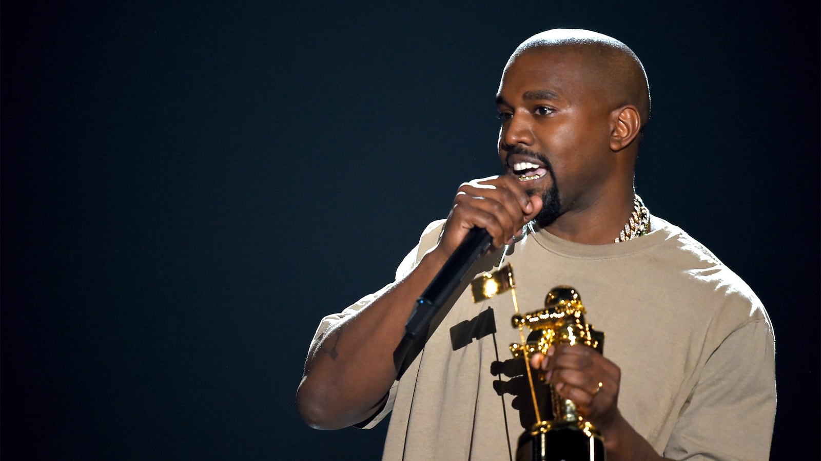 articles/2015/08/30/kanye-west-i-m-running-for-president-in-2020/150830-stern-kanye-west-tease_dwucck