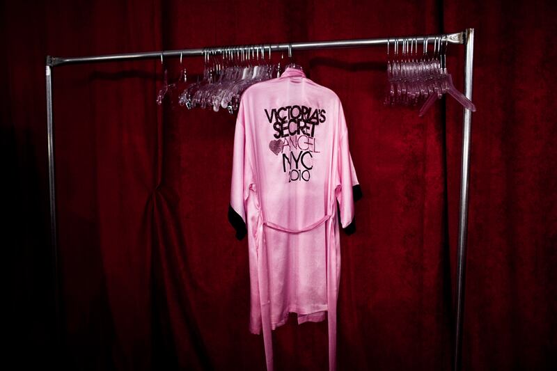 galleries/2010/11/10/victoria-s-secret-angels-photos-on-and-off-the-runway/victoria-secret-backstage---21_lgspzt