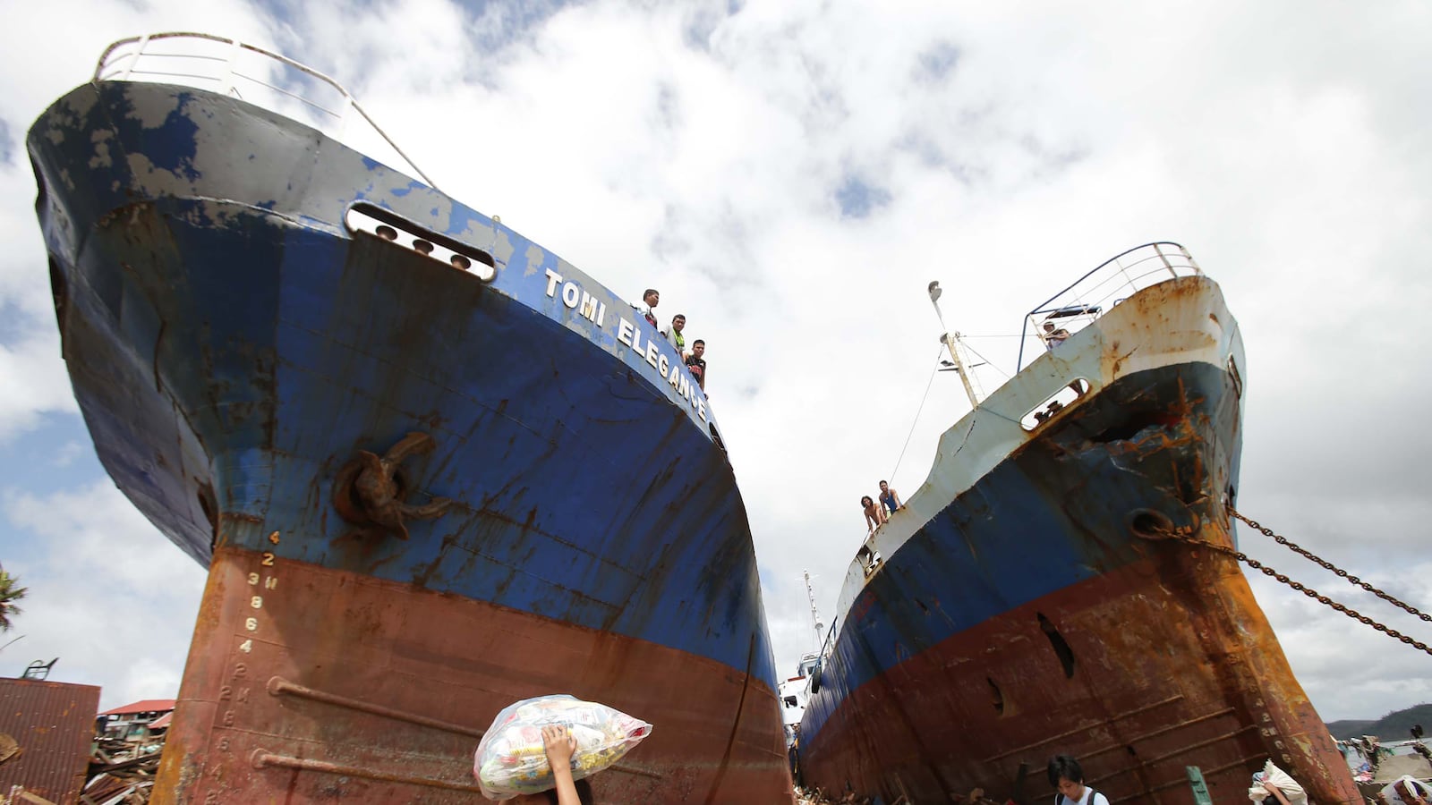 galleries/2013/11/08/monster-typhoon-haiyan-barrels-into-philippines-photos/131110-typhoon1_vn36o1