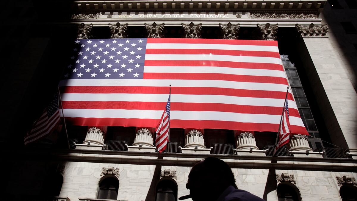 articles/2012/03/02/wall-street-bonuses-tumble-but-bankers-have-nowhere-to-go/wall-street-bonuses_x58fhk