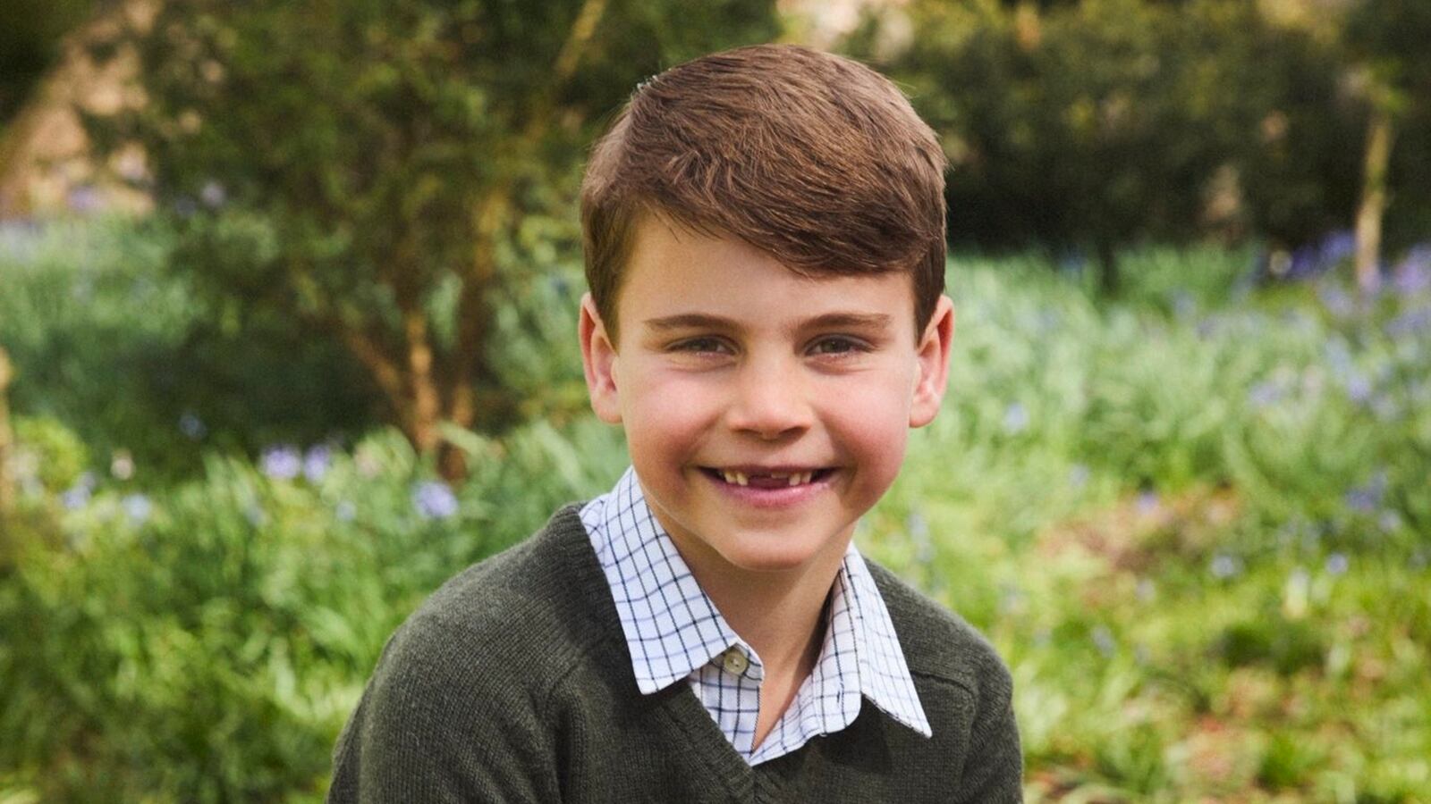 Prince Louis, 7, has lost his two front teeth.