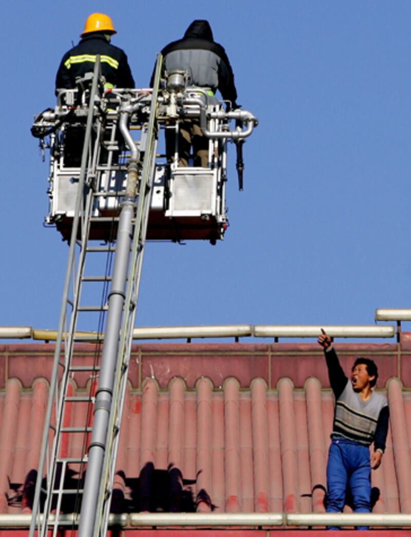 galleries/2012/06/21/china-s-dramatic-suicide-rescues-photos/china-suicide-rescues-8_sz3t9u