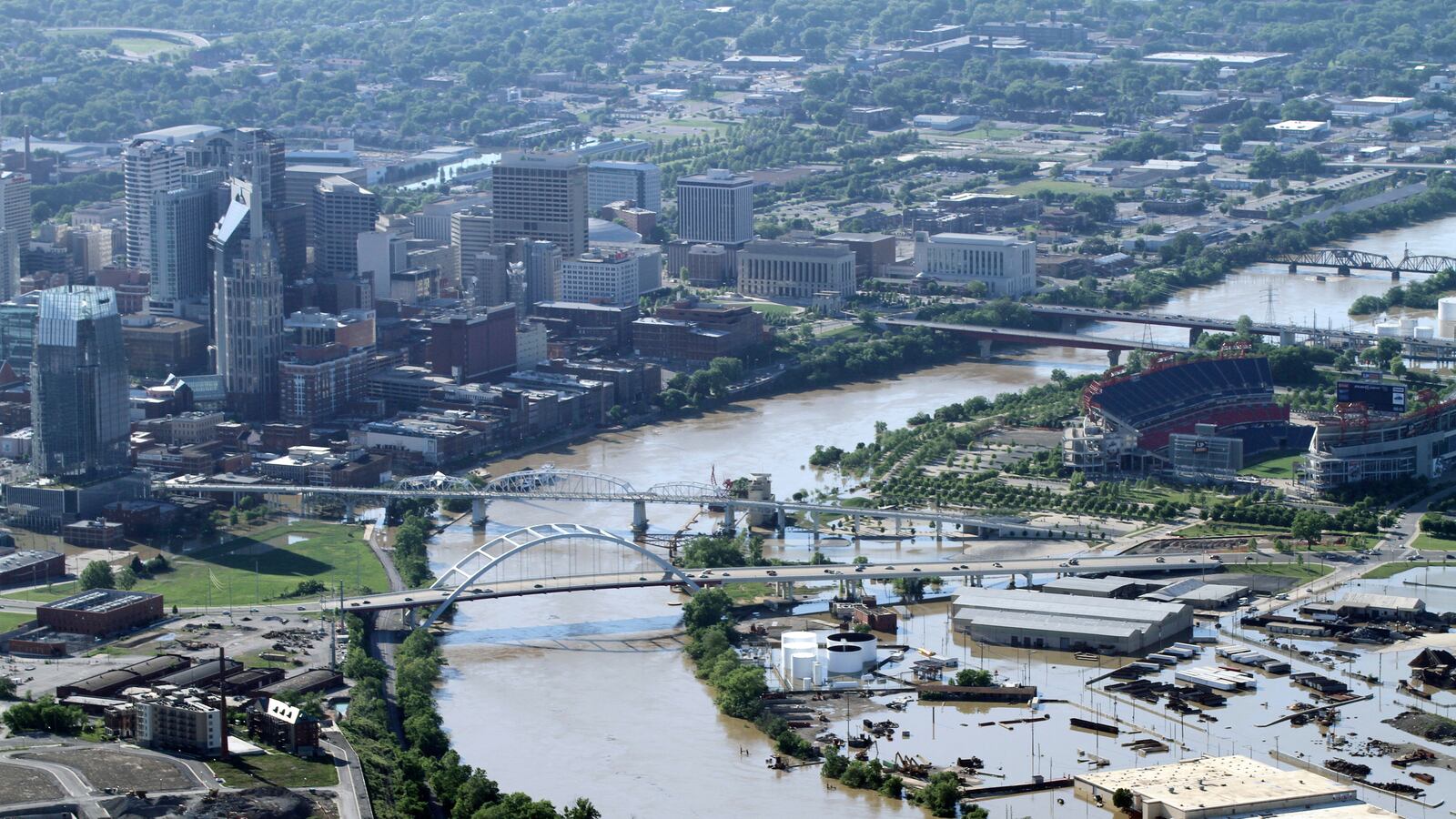 2010-05-05T120000Z_153494492_GM1E6550WR001_RTRMADP_3_FLOODING-TENNESSEE_v0vkiz