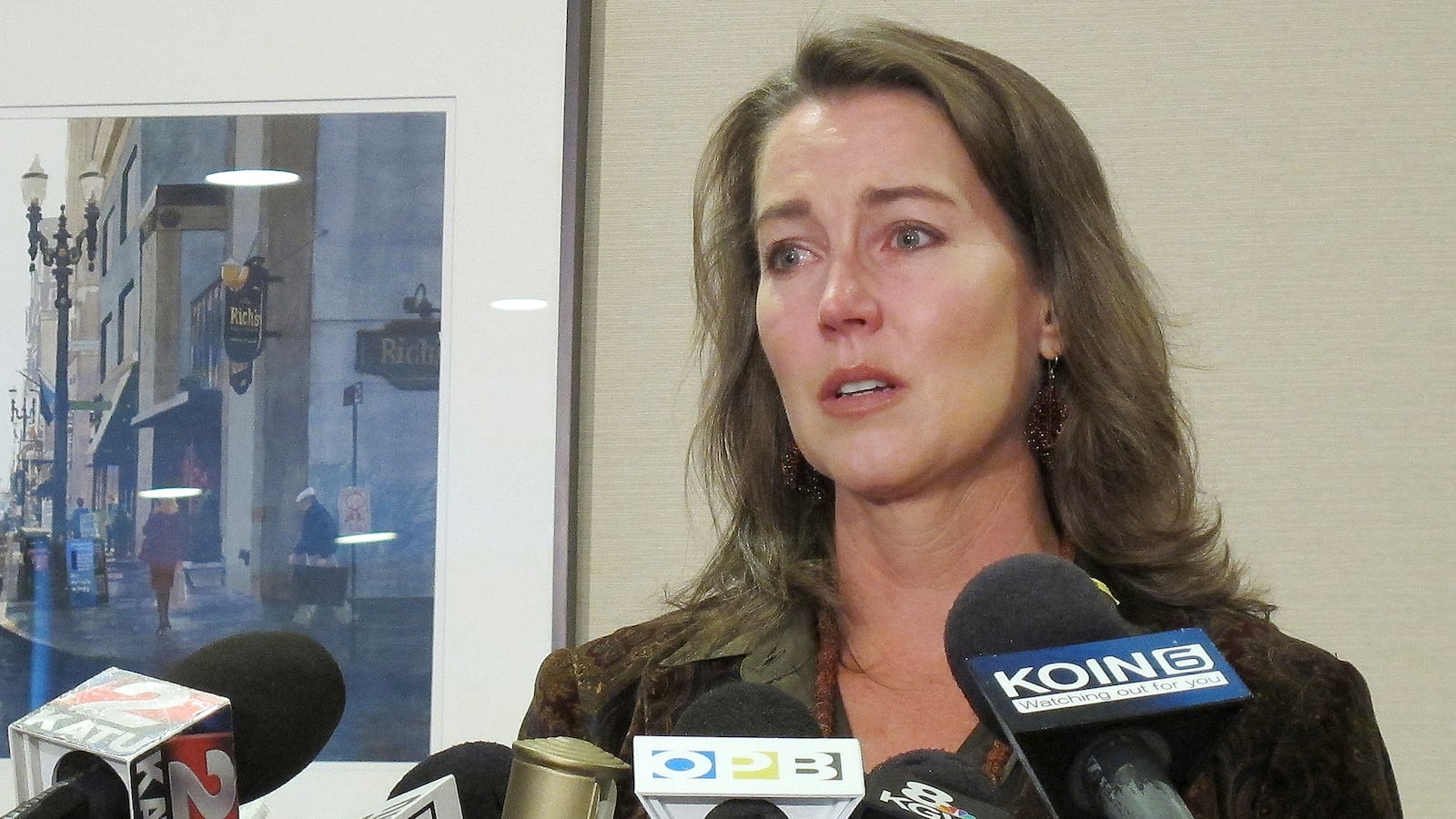 articles/2014/10/10/oregon-first-lady-married-for-cash-but-don-t-expect-prosecution/141010-mak-oregon-tease_vkpbba