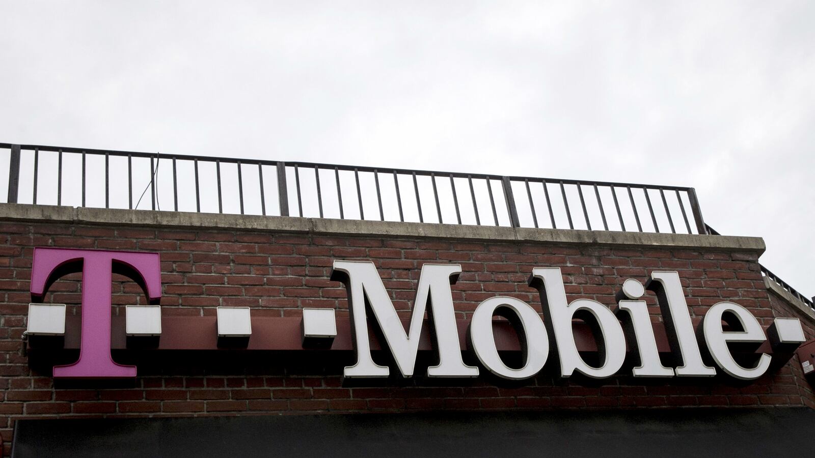 cheats/2015/10/02/15m-t-mobile-customers-exposed-in-hack/151002-t-mobile-hack-cheat_iwua3u