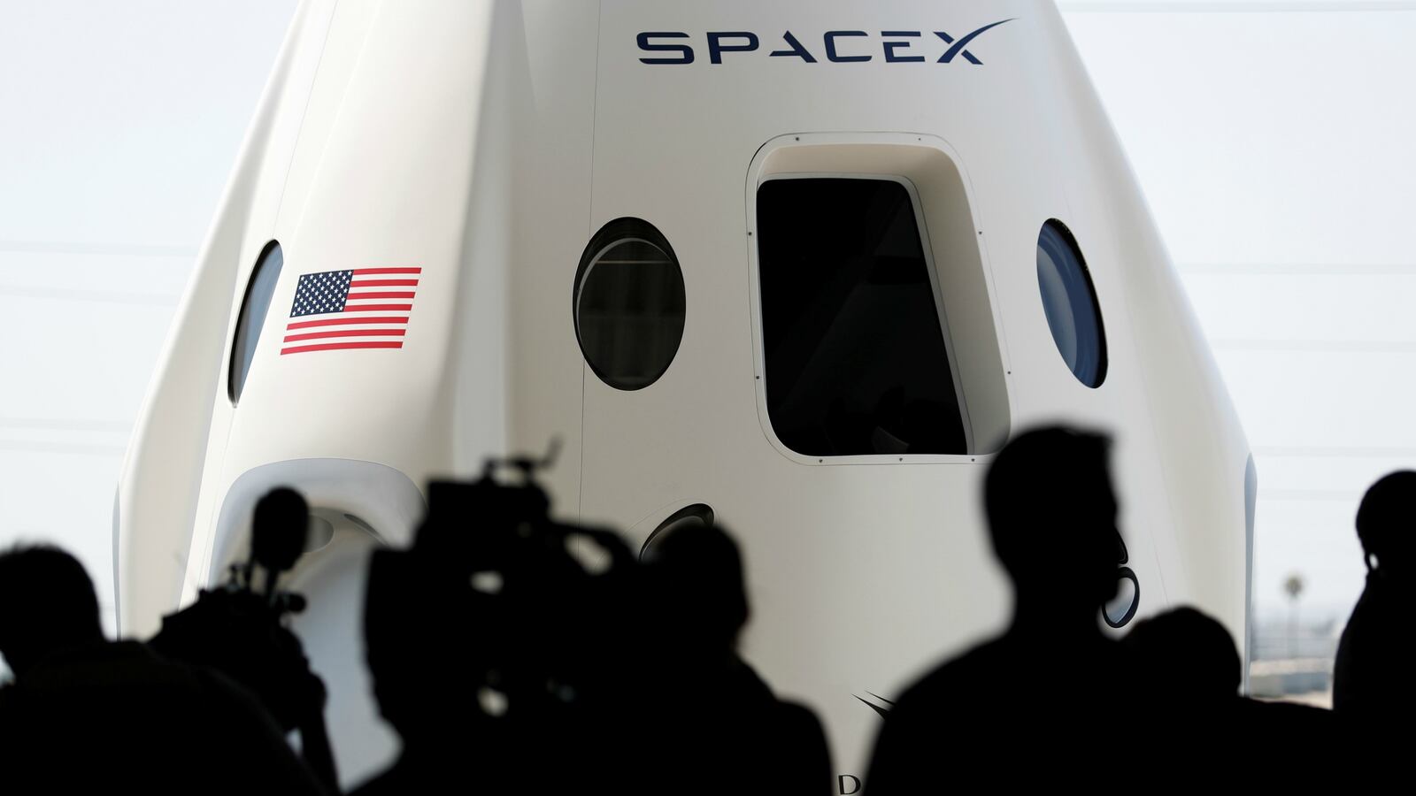 180913-spacex-moon-tourist-cheat_ge6jds