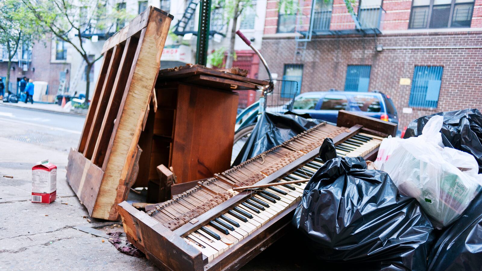 articles/2013/07/25/one-new-york-sanitation-worker-has-a-new-idea-for-recycling-trash-turn-it-into-art/130724-trash-treasure-tease_hzciyd