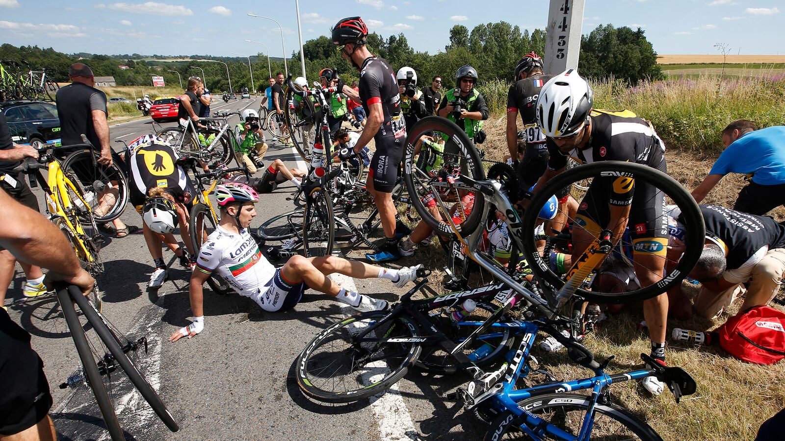 articles/2015/07/07/terrible-tour-de-france-crash-video/150707-joiner-france-crash-2_jwyuas