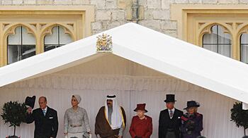 cheats/2011/02/05/uk-royal-guards-issued-stun-guns/royal-guards_ibwciy