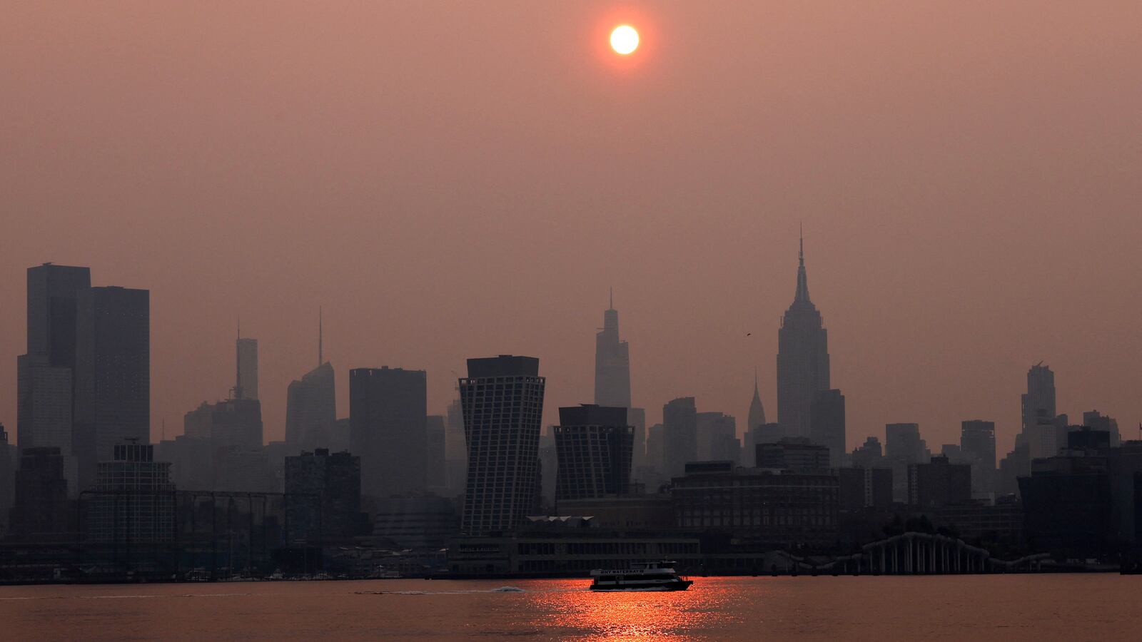 2023-06-07T181203Z_1645942934_RC2BE1A7QLRA_RTRMADP_3_CANADA-WILDFIRES-FLIGHTS_sutzs5