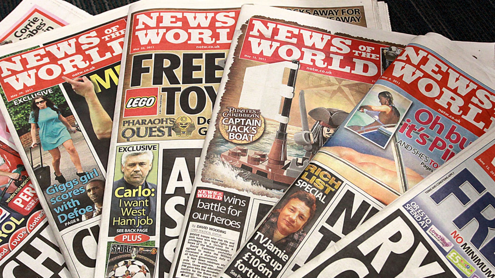 articles/2011/07/07/murdoch-folds-news-of-the-world-amid-phone-hacking-firestorm/news-of-the-world-closing-tdb_ideorl