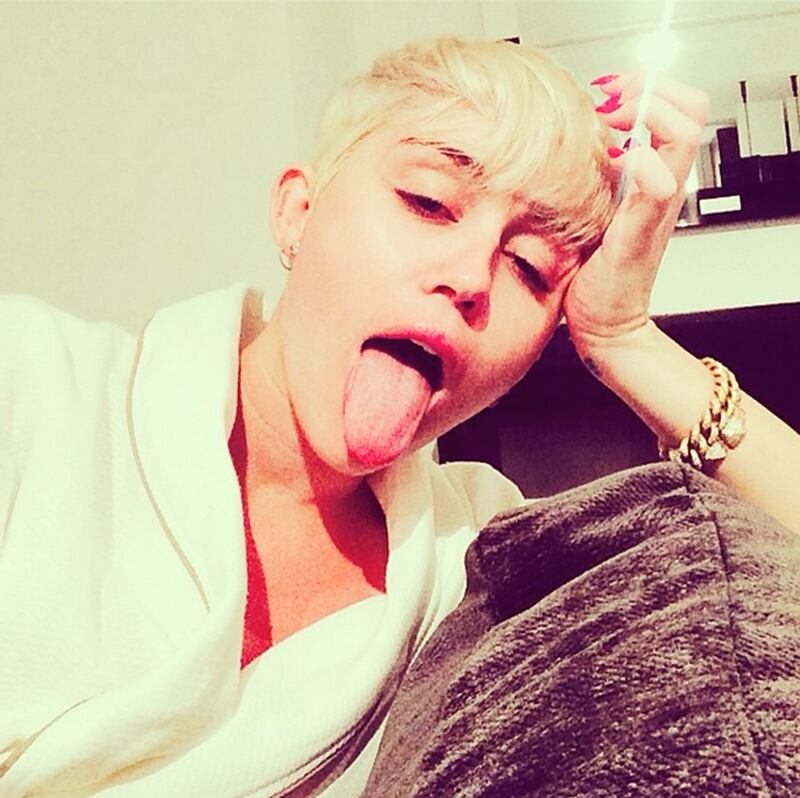 galleries/2014/03/30/beyonce-january-jones-and-the-best-celebrity-selfies-of-the-week/140328-selfies-mileycyrus_wpiiye