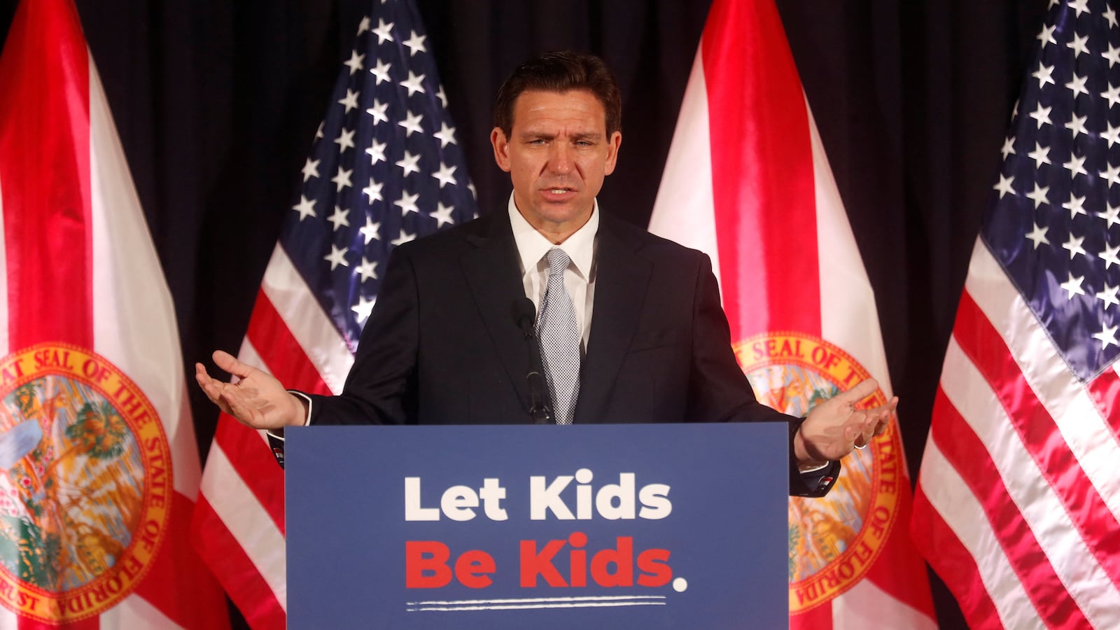 2023-05-17T161742Z_105605721_RC2D01AODGLH_RTRMADP_3_USA-FLORIDA-EDUCATION_ioaztv