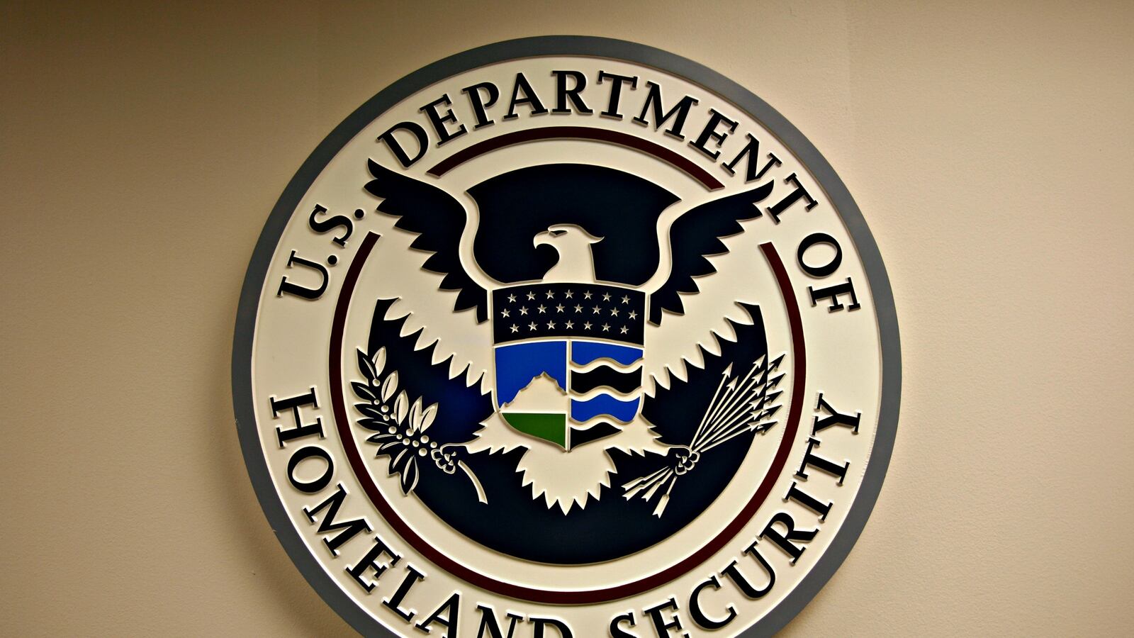 cheats/2016/06/10/dept-of-homeland-security-employee-arrested-for-bringing-gun-to-work/160610-dept-homeland-security-cheat_bzhq20