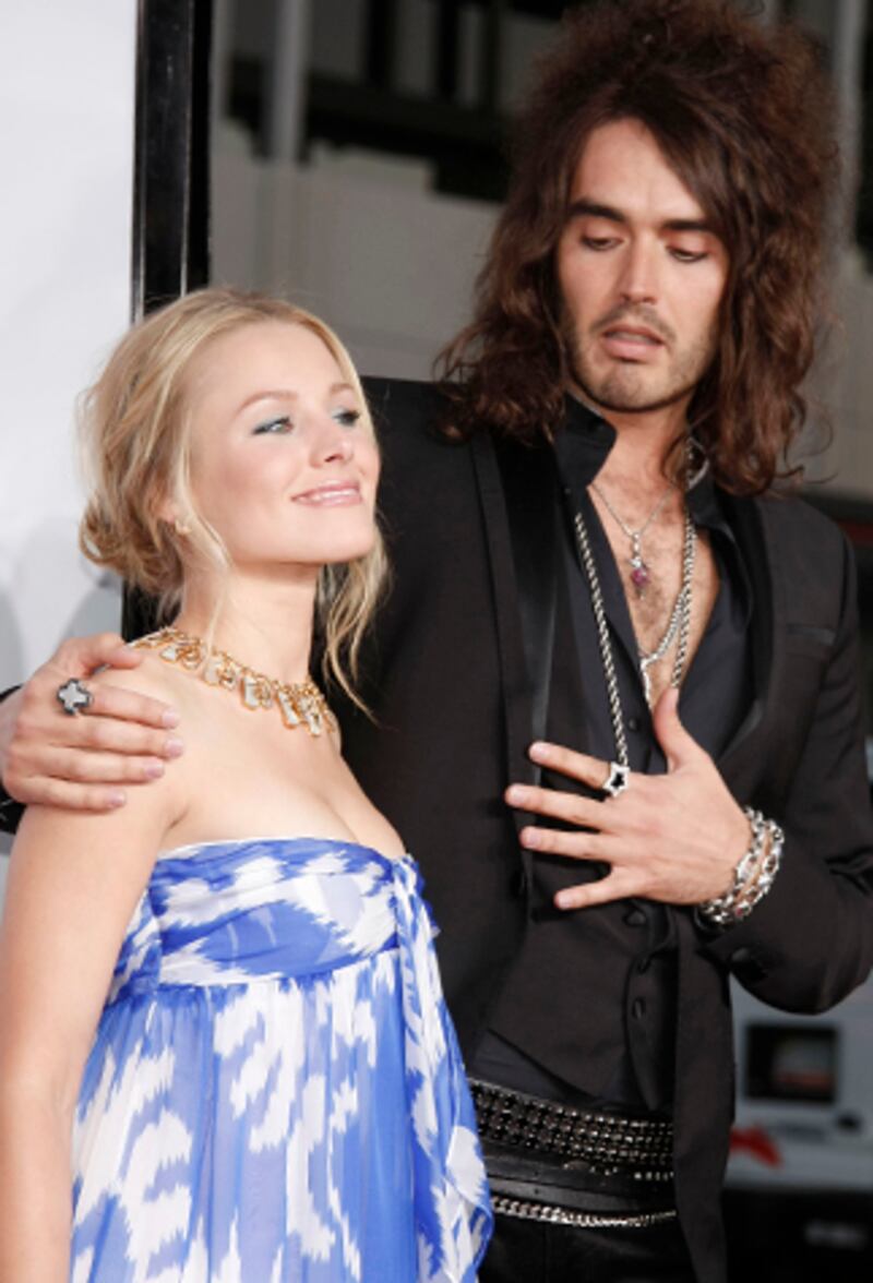 galleries/2011/11/18/stars-caught-looking-george-clooney-justin-bieber-and-more-photos/russell-brand-kristen-bell-stars-caught-looking_xxrflf