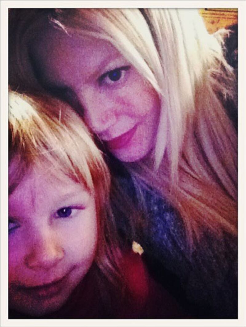 galleries/2012/01/01/best-celebrity-twitter-pictures/twitpics-tori-spelling_tfnlqe