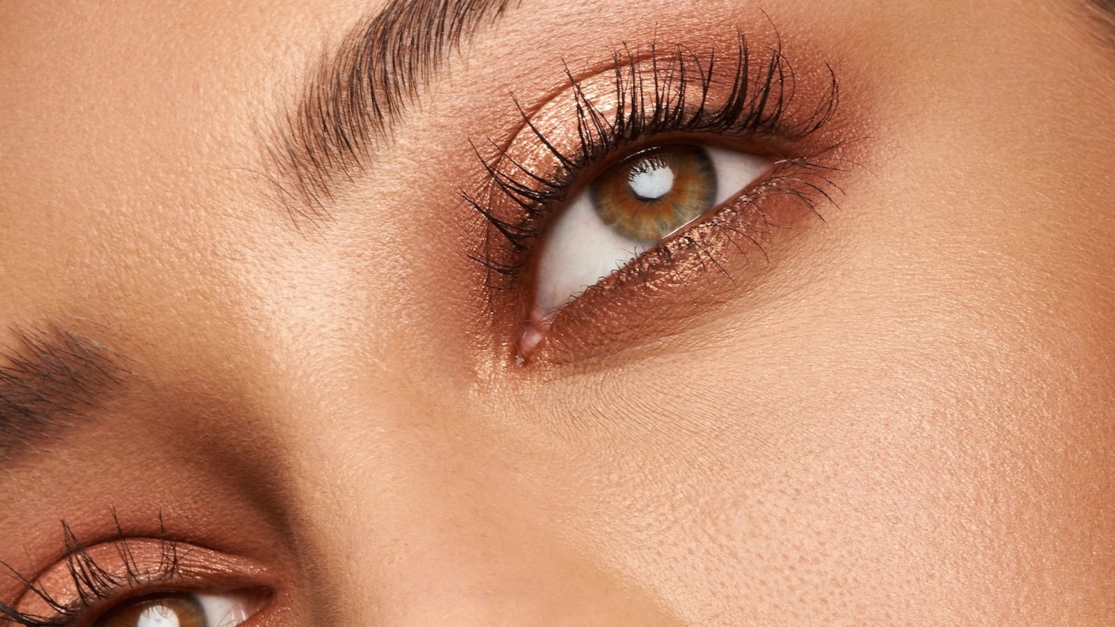 a model wearing Huda Beauty Nude Obsessions Eyeshadow Palette