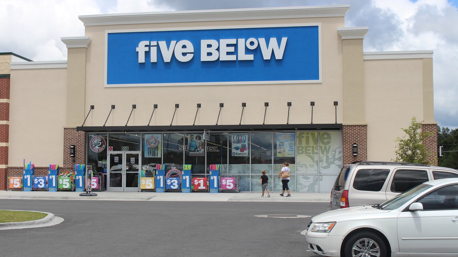 Five_Below__Gleason_Place__Lake_City_p0n1tt