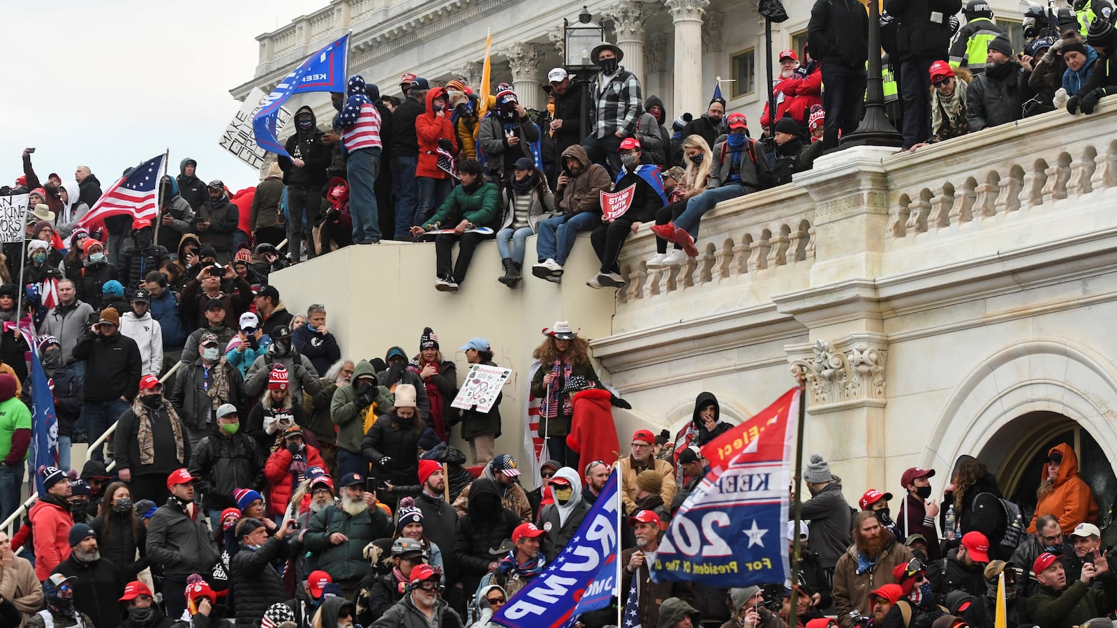 2021-01-06T222138Z_601209364_RC2M2L9V90FK_RTRMADP_3_USA-ELECTION-PROTESTS_vt2yxu