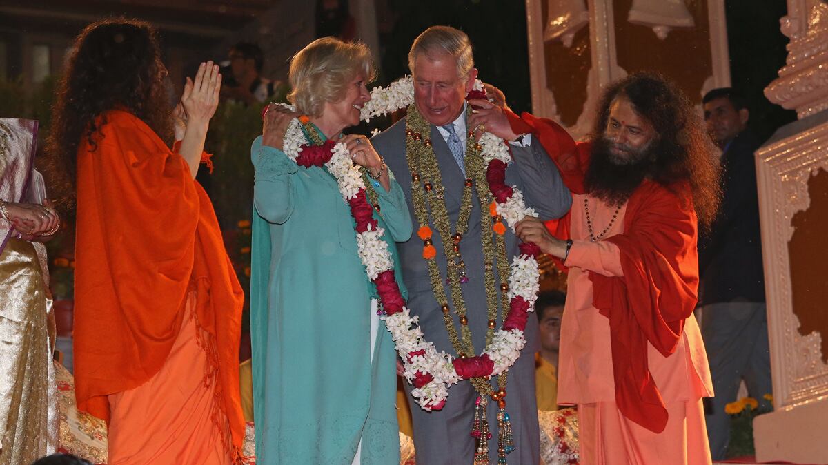 articles/2013/11/06/charles-and-camilla-garlanded-in-flowers-as-they-touch-down-in-india-for-nine-day-trip/charles-camilla-india_yadaby