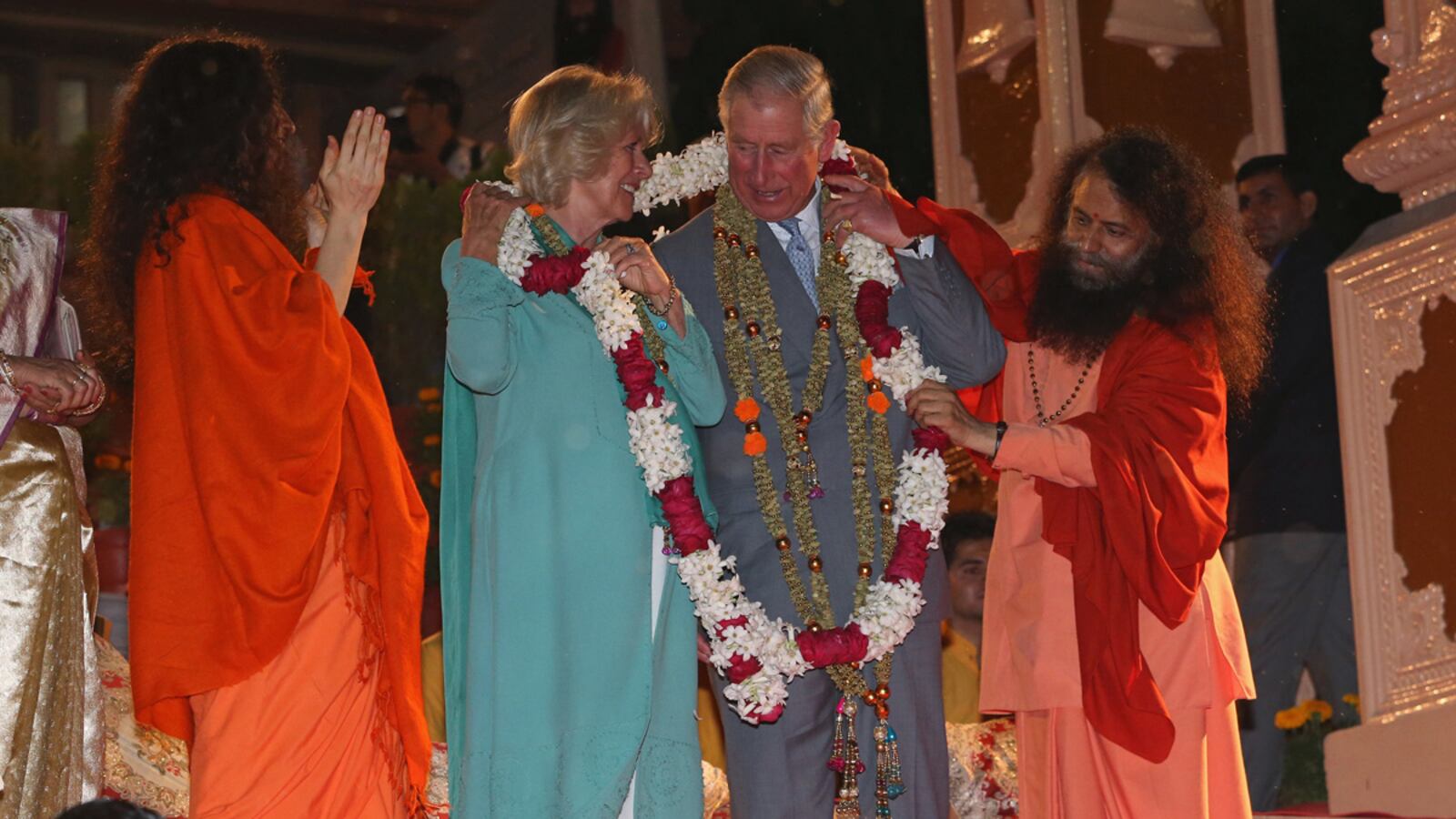 articles/2013/11/06/charles-and-camilla-garlanded-in-flowers-as-they-touch-down-in-india-for-nine-day-trip/charles-camilla-india_yadaby