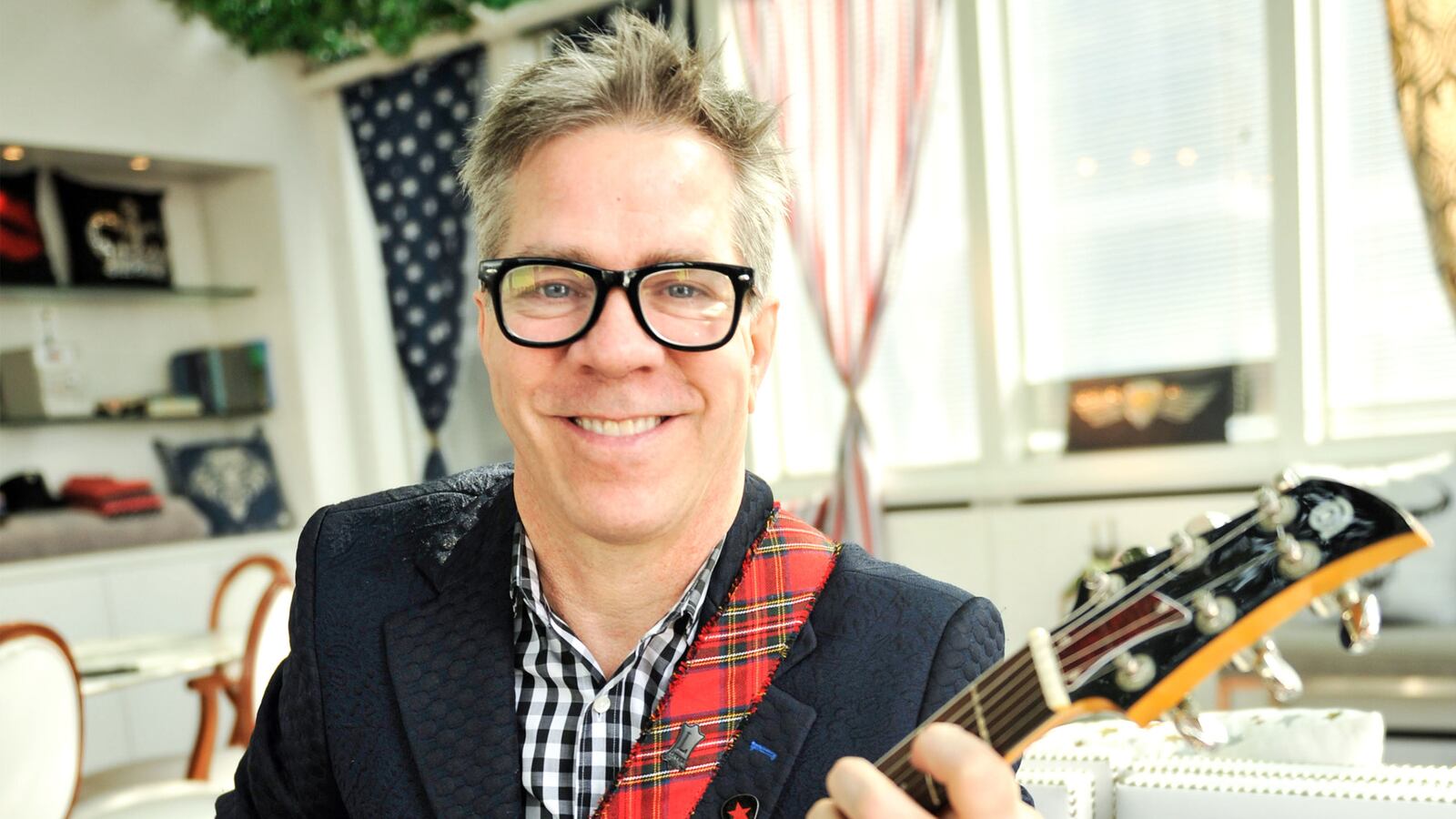 articles/2016/11/03/tommy-hilfiger-s-secret-weapon-steps-out/161102-white-andy-hilfigur-tease_ht8wku