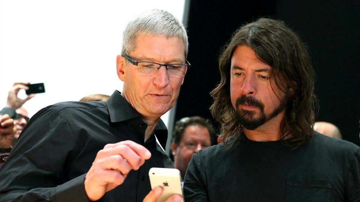 cheats/2012/09/14/iphone-5-sells-out/apple-cheat_v4i2wn